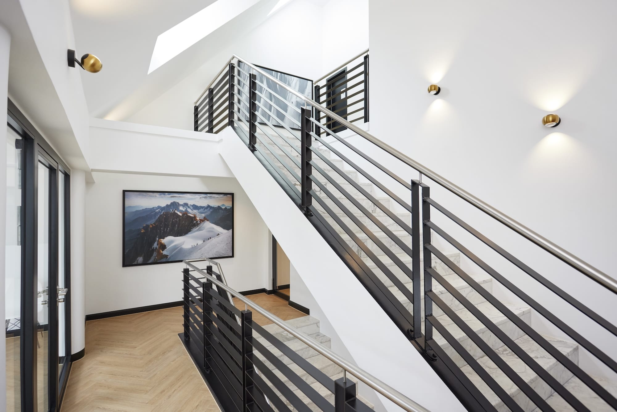 Moderner und heller Eingangsbereich einer Zahnarztpraxis mit Treppe und stilvollem Design