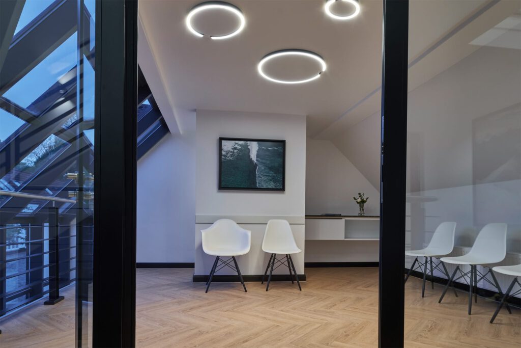 Stilvoller Wartebereich der Praxisklinik Ulmenhof in Hamburg – moderne Klinik für ästhetische Chirurgie